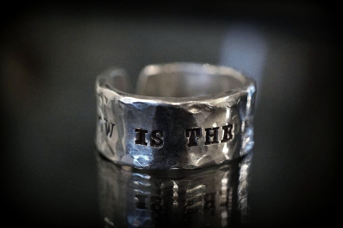 Ring mit Gravur Relation | Breiter Ring | Ring gehämmert | Ring Silber | CAPULET Schmuck Werkstatt München