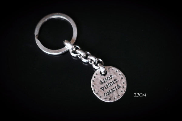 Schlüsselanhänger mit Gravur Coin | Schlüsselanhänger Silber | gehämmerter Schmuck | CAPULET Schmuck Werkstatt München