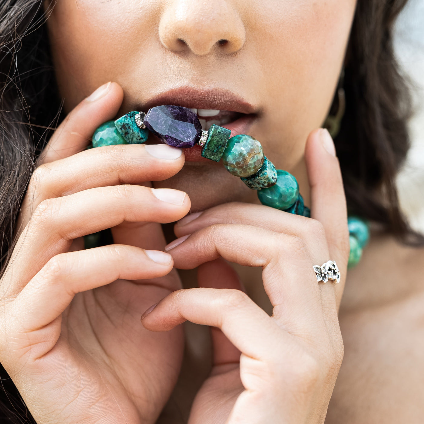 Kette | Edelsteinkette | Kette mit grünen facettierten Achatkugeln | Kette mit dreieckigen Türkisen | Kette mit lila Amethyst Nugget | OCEAN Nugget Collier | CAPULET Schmuck Werkstatt München