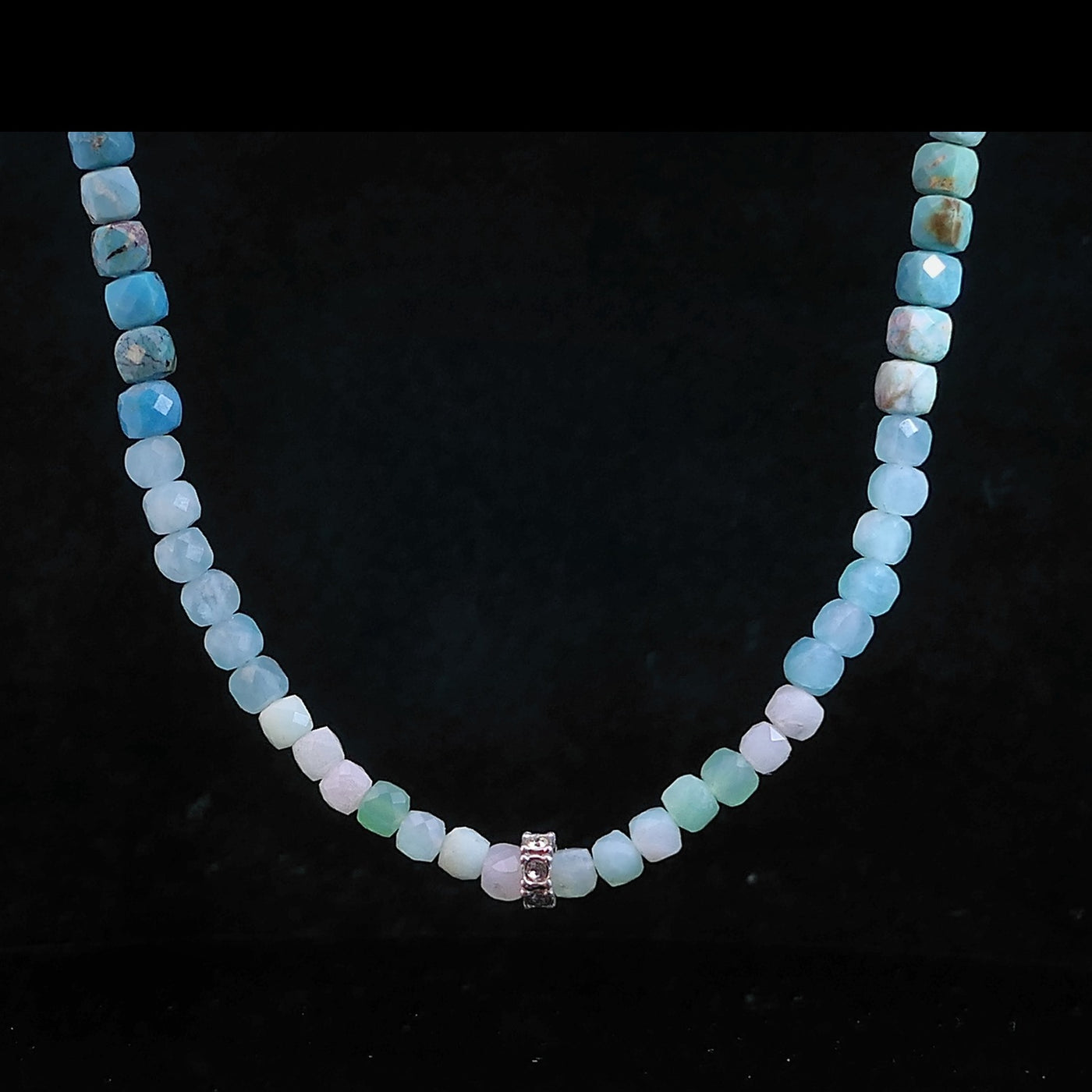 Kette | Perlenkette | Edelsteinkette | Kette mit Farbverlauf | Farbverlauf Sunrise von hellblau bis corallrosa | Rodell Charm mit Zirkonia | OCEAN Kette Sunrise | CAPULET Schmuck Werkstatt München