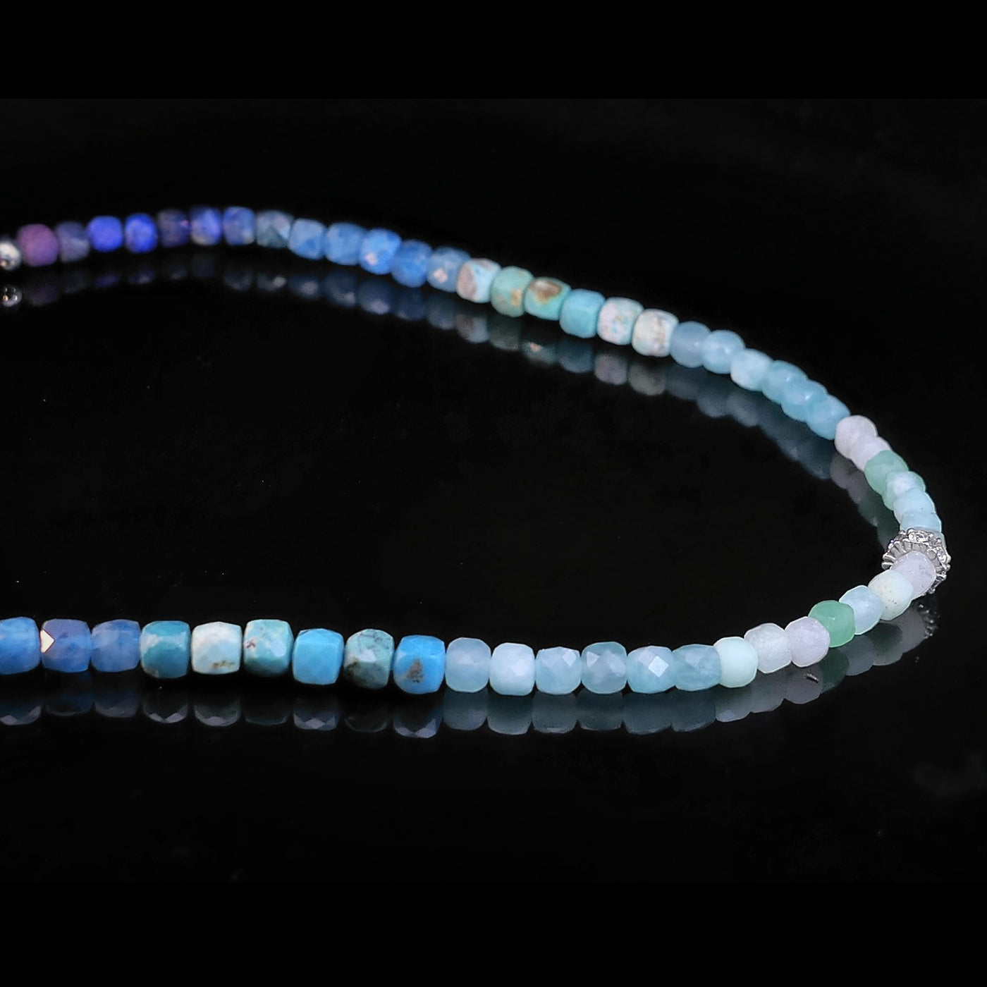 Kette | Edelsteinkette | Kette mit Farbverlauf | Farbverlauf Sunrise von blau über grün bis corallrot | OCEAN Kette Sunrise | CAPULET Schmuck Werkstatt München