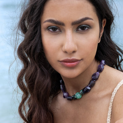 Edelsteinkette| Collier mit lila Amethyst Nuggets| Kette mit grüner Achatkugel | Kette  mit dreieckigen Türkisen | OCEAN Nugget Kette lila | CAPULET Schmuck Werkstatt München