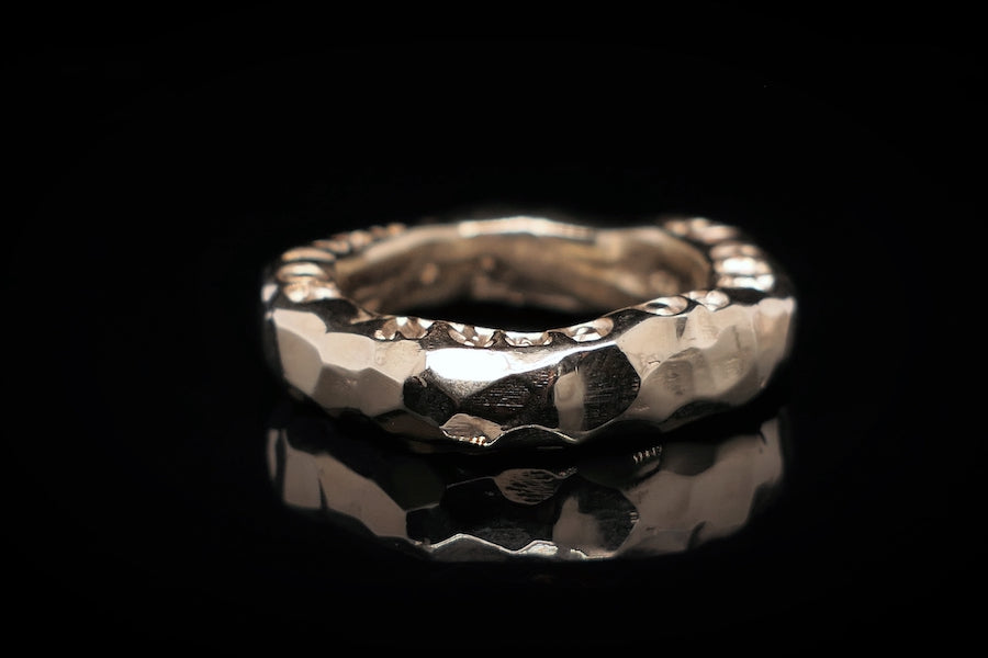 Goldring | Ring mit Gravur | Eheringe gehämmert | CAPULET Schmuck Werkstatt München