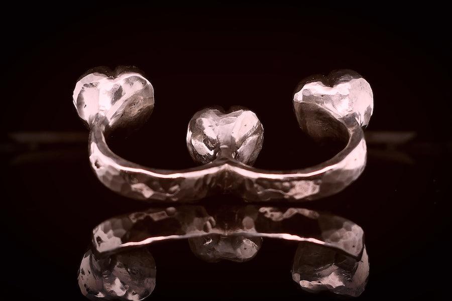 LOVEKNUCKS Triple - Heart ring