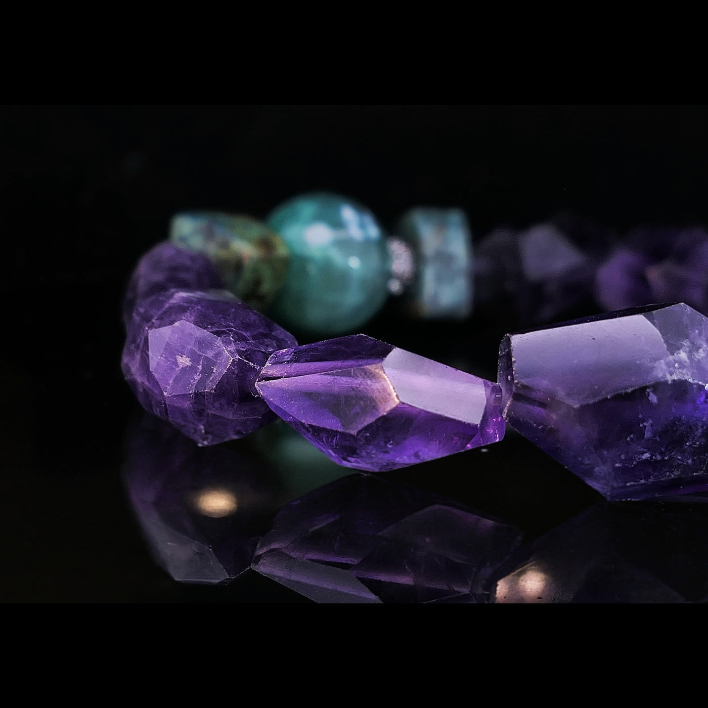 Edelsteinkette| Kette mit lila Amethyst Nuggets| Kette mit grüner Achatkugel | Kette mit dreieckigen Türkisen | OCEAN Nugget Kette lila | CAPULET Schmuck Werkstatt München