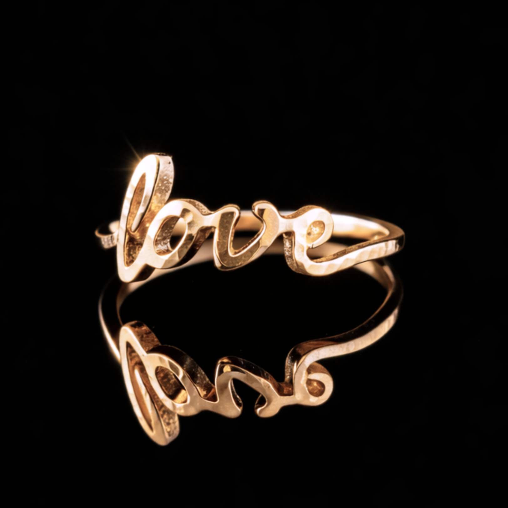 LOVE Ring mit Love Schriftzug gehämmert in CAPULETgold aus der CAPULET Schmuck Manufaktur München
