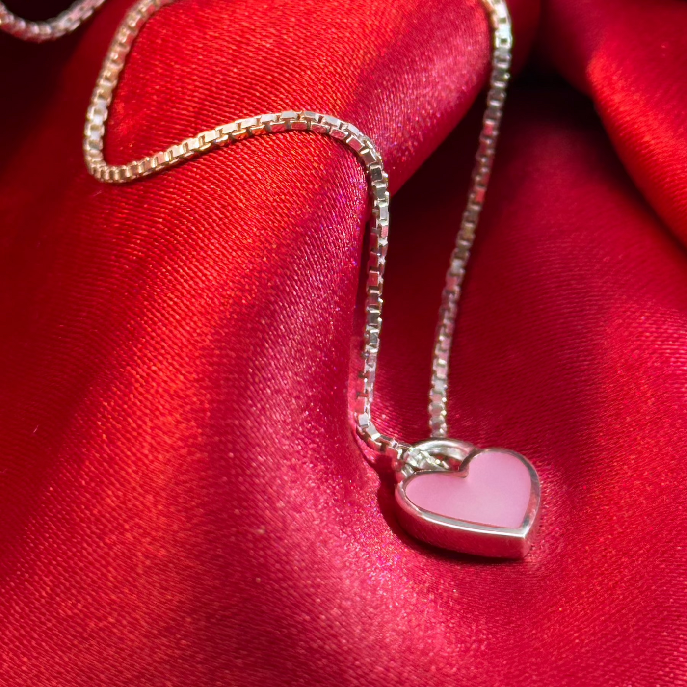 Silberkette_mit_Herz_rosa_Perlmutt_Rosalia_CAPULET_Schmuck_Werkstatt_Muenchen_