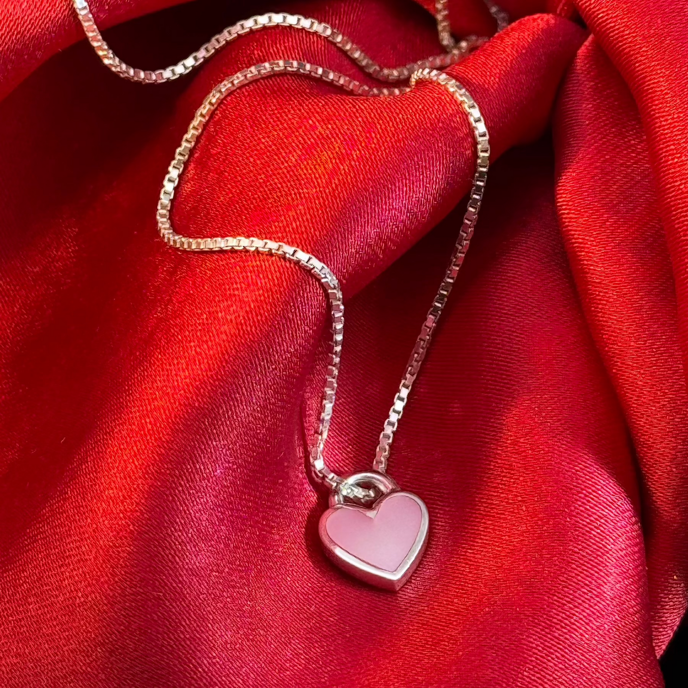 Silberkette_mit_Herz_rosa_Perlmutt_Rosalia_CAPULET_Schmuck_Werkstatt_Muenchen_fd80d515