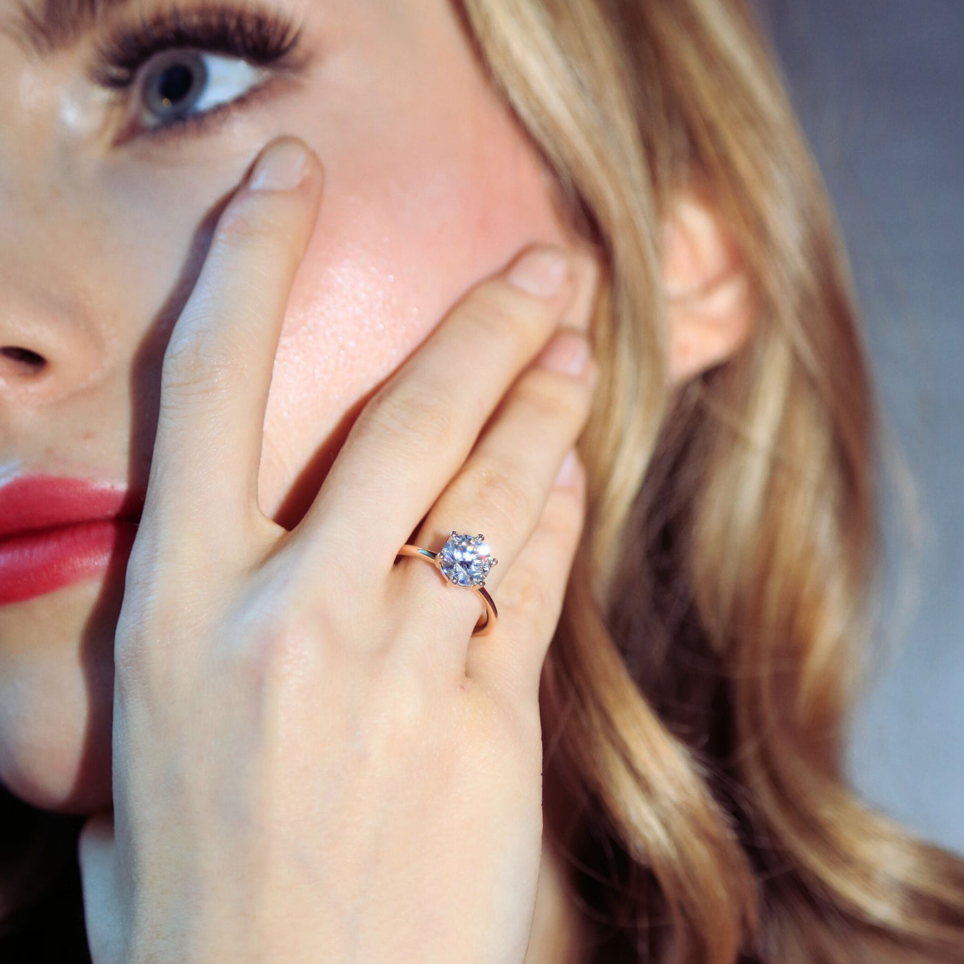 LOVEMENT Rund –  1,5 Karat Verlobungsring mit Stein SPECTRA™