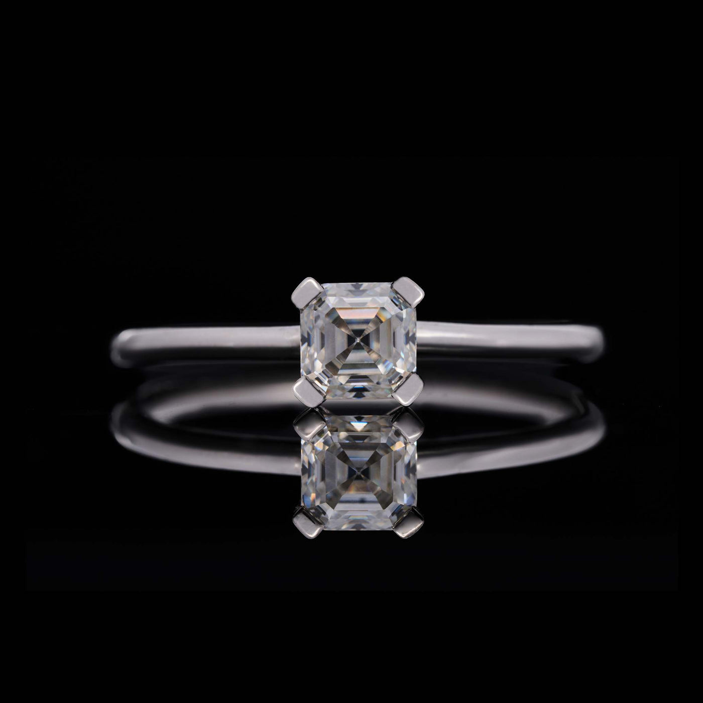LOVEMENT Asscher –  0,5 Karat Verlobungsring mit Stein SPECTRA™