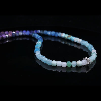 Kette | farbenfrohe Edelsteinkette | Kette mit Farbverlauf | Farbverlauf Sunrise von hellgrün bis corallorange | OCEAN Kette Sunrise | CAPULET Schmuck Werkstatt München