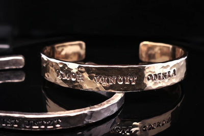 Amreif mit Gravur | Goldarmband | Armband Gold | CAPULET Schmuck Werkstatt München