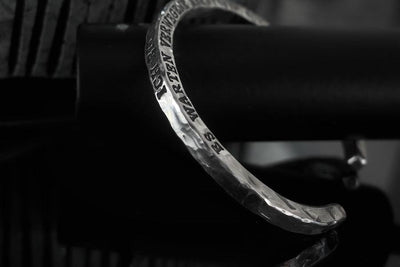 Armband mit Gravur | Armreif Silber | Silberarmband | Geschenkidee Mann  | CAPULET Schmuck Werkstatt München 