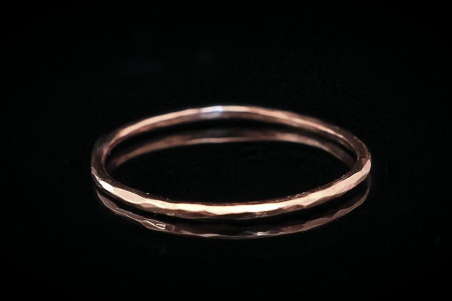 Goldring Core | schmaler Ring | Eheringe gehämmert | Trauring CAPULETGOLD | CAPULET Schmuck Werkstatt München
