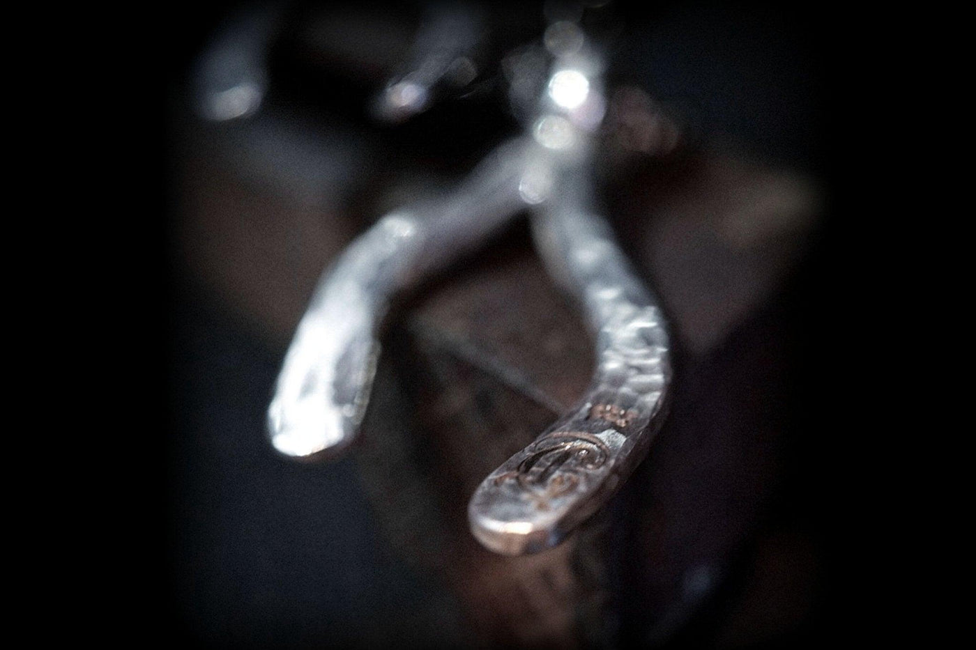 Kettenanhänger mit Wünschelrute Wishbone | Glücksbringer | Kettenanhänger Silber | Anhänger mit Gravur | CAPULET Schmuck Werkstatt München