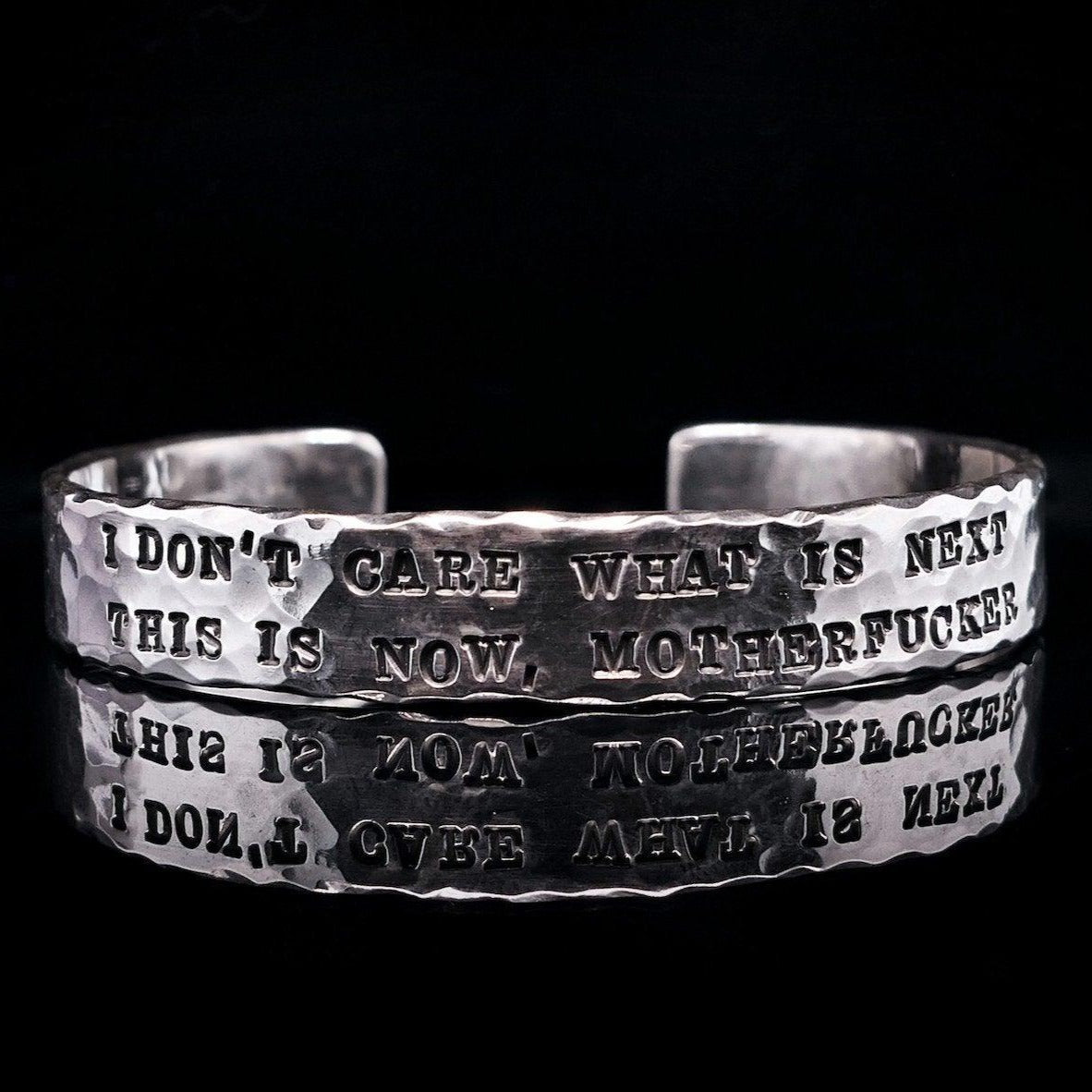 Armband mit Gravur Buster | Armreif Silber | Breiter Armreif | CAPULET Schmuck Werkstatt München