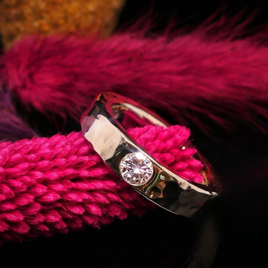 Eheringe gehämmert | Ring mit Stein | Brillantring | Goldring | CAPULET Schmuck Werkstatt München