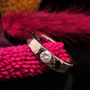 Eheringe gehämmert | Ring mit Stein | Brillantring | Goldring | CAPULET Schmuck Werkstatt München
