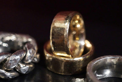 Eheringe gehämmert Quote | Trauring | Ring mit Gravur | Goldring | Breiter Ring | Weissgold Ring | CAPULET Schmuck Werkstatt München