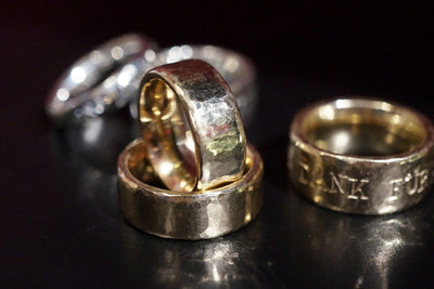 Eheringe gehämmert Quote | Breiter Ring | massiver Goldring | Ring mit Gravur | CAPULET Schmuck Werkstatt München