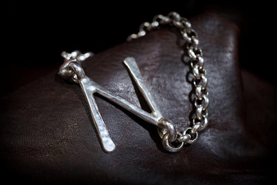 Armband mit Buchstaben Loveletter | gehämmerter Schmuck | Armband mit Gravur | Gold Armband | CAPULET Schmuck Werkstatt München