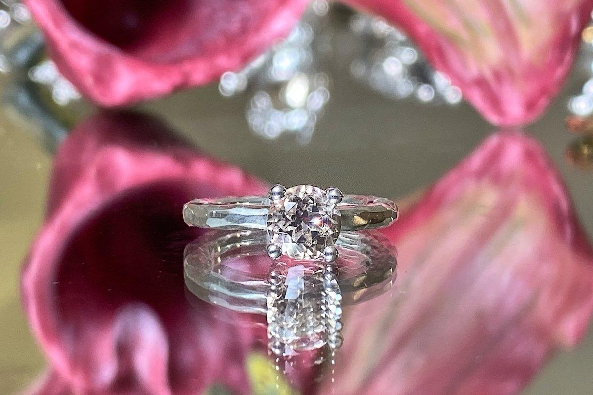 Verlobungsring Lovement | Silber Ring mit rosa Topaz | Ring mit Stein | gehämmerter Ring | CAPULET Schmuck Werkstatt München