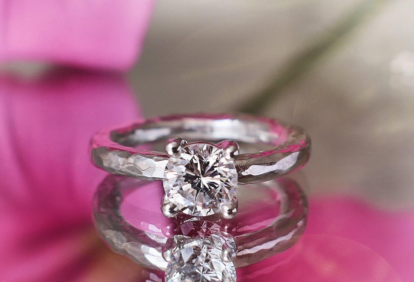 Verlobungsring Lovement | Silber Ring | Ring mit Stein | gehämmerter Ring | CAPULET Schmuck Werkstatt München