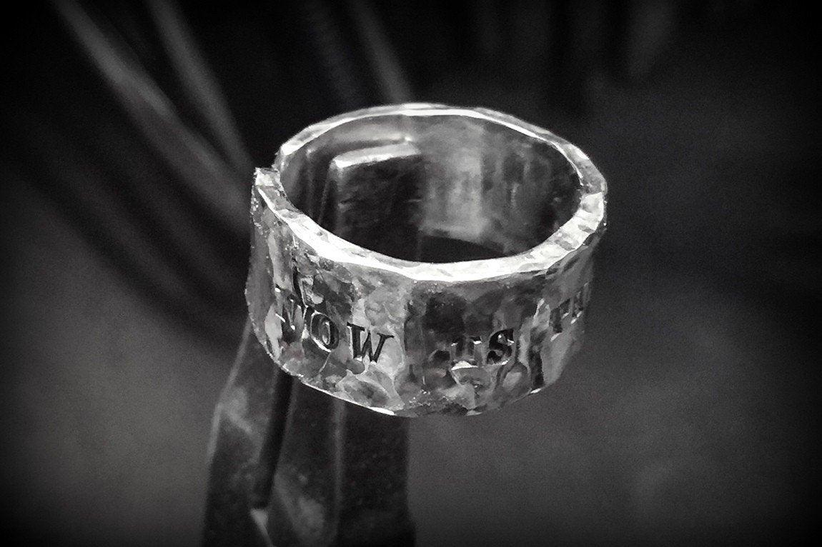 Ring mit Gravur Relation | Breiter Ring | Ring gehämmert | Ring Silber | CAPULET Schmuck Werkstatt München
