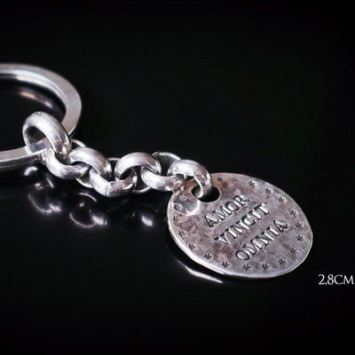 Schlüsselanhänger mit Gravur Coin | Schlüsselanhänger Silber | gehämmerter Schmuck | CAPULET Schmuck Werkstatt München