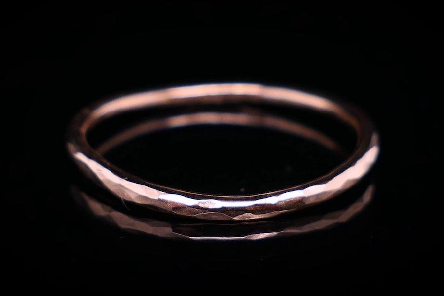 Goldring Core | schmaler Ring | Eheringe gehämmert | Trauring Roségold  | CAPULET Schmuck Werkstatt München