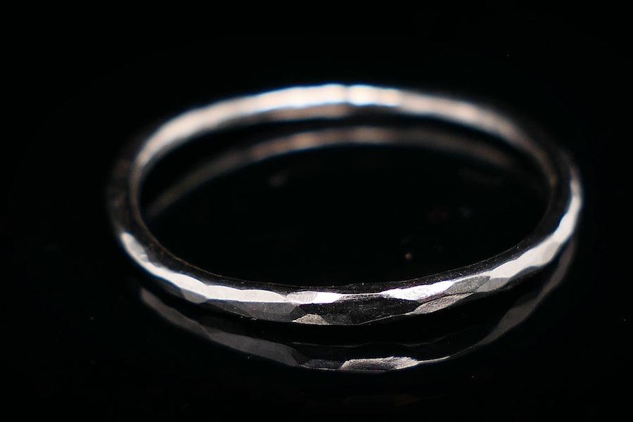 Goldring Core | schmaler Ring | Eheringe gehämmert | Weissgold Trauring  | CAPULET Schmuck Werkstatt München