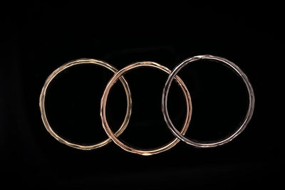 Goldring Core | schmaler Ring | Eheringe gehämmert | Trauring | CAPULET Schmuck Werkstatt München